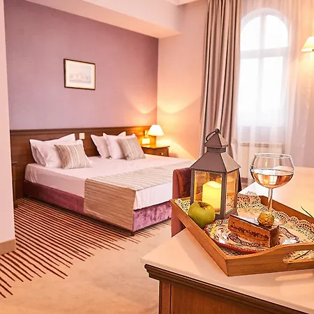 Хотел лион 3*