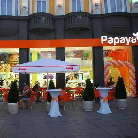 лион Хотел